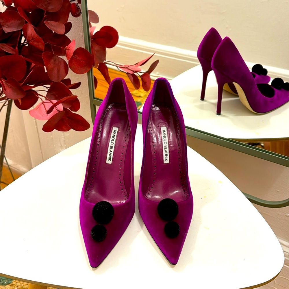 Manola Blahnık suede pointed toe pumps pompom details